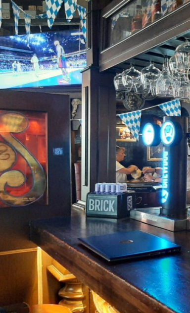 Finlandiya'da bir barda küçük Brick istasyonu