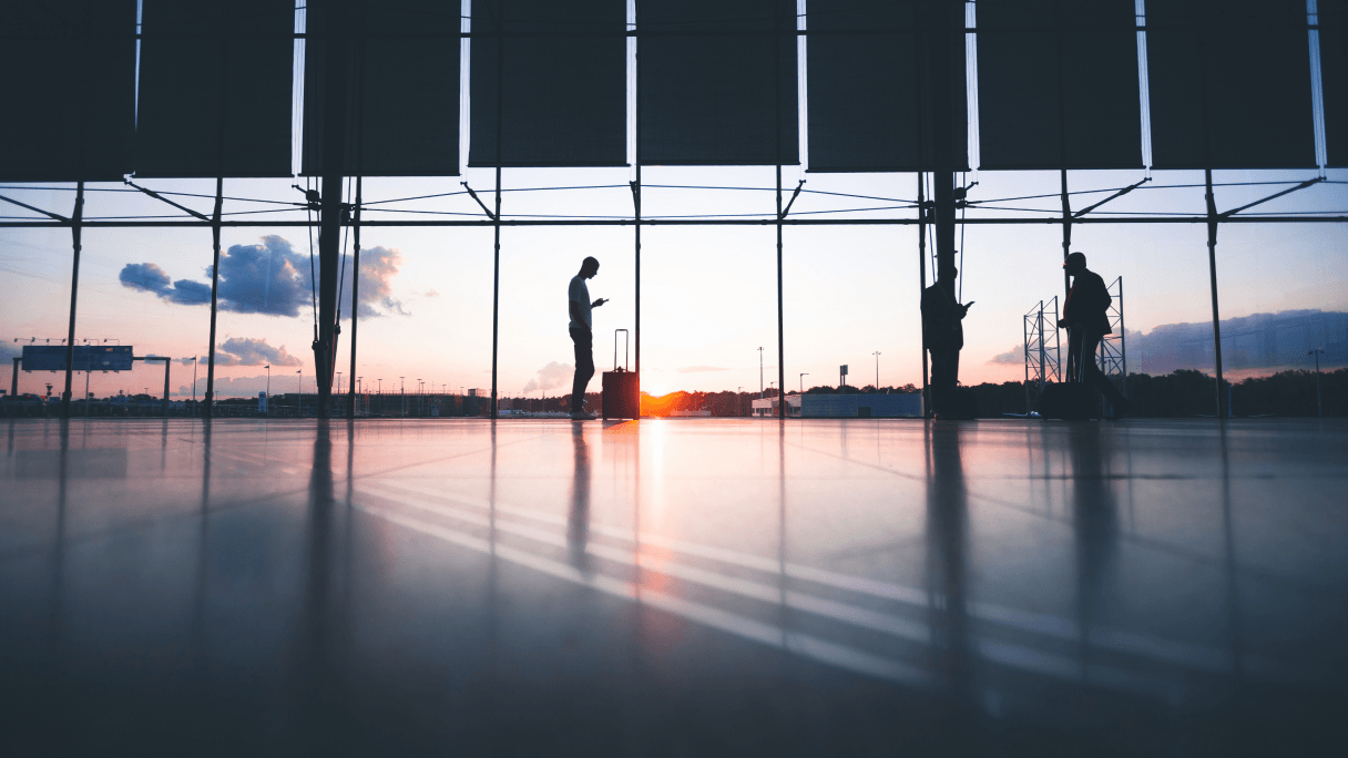 Interior de um aeroporto ao pôr do sol