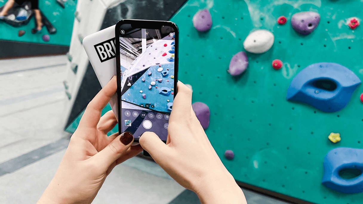 Telefoon neemt foto tijdens het opladen met een Brick