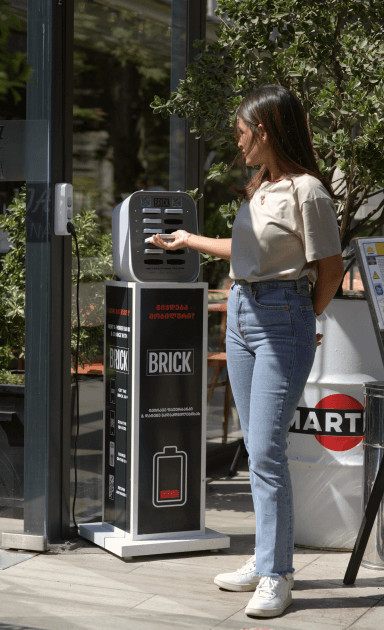 Fille à une station de Brick à 12 fentes