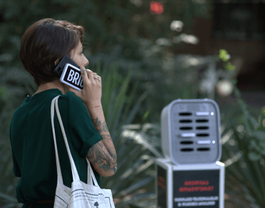 Fille utilisant son téléphone tout en le chargeant avec un Brick