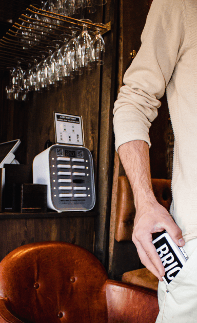 Ein Mann leiht sich in einer schwedischen Bar einen Brick