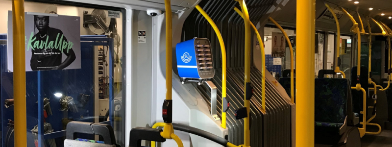 Mittelgroße Brick Station in einem Bus in Schweden