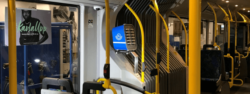 Stazione Brick di medie dimensioni su un autobus in Svezia