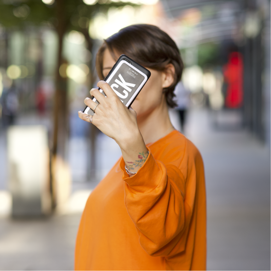 Chica tomándose un selfie mientras carga su teléfono con un Brick